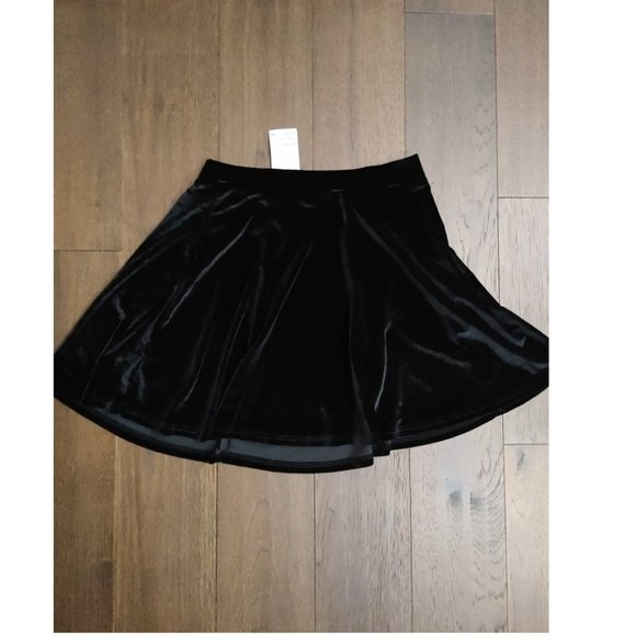 NWT H&M BLACK VELVET SCHOOL GIRL CIRCLE MINI SKIRT(US 12) - Picture 1 of 3